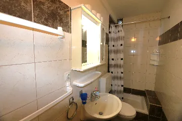Spacious 2-Bedroom Apartment in Šilo for 5