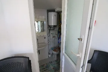 Spacious 2-Bedroom Apartment in Šilo for 5