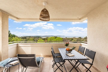 2-Bedroom Apartment with Sea View in Štinjan