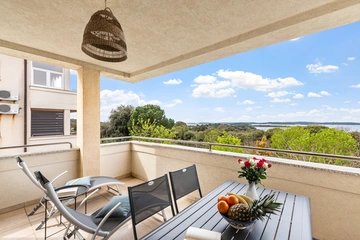 2-Bedroom Apartment with Sea View in Štinjan