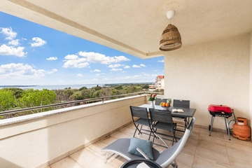 2-Bedroom Apartment with Sea View in Štinjan