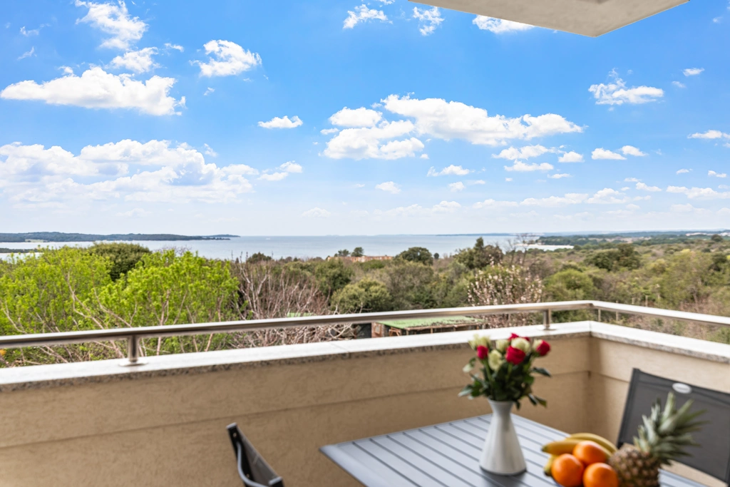 2-Bedroom Apartment with Sea View in Štinjan