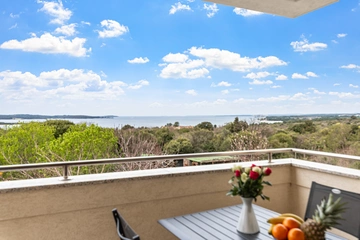 2-Bedroom Apartment with Sea View in Štinjan