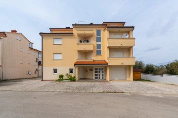 2-Bedroom Apartment with Sea View in Štinjan