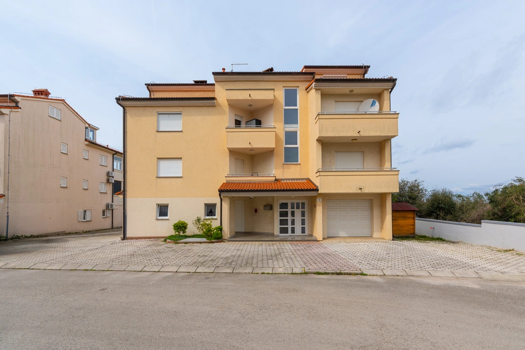 2-Bedroom Apartment with Sea View in Štinjan