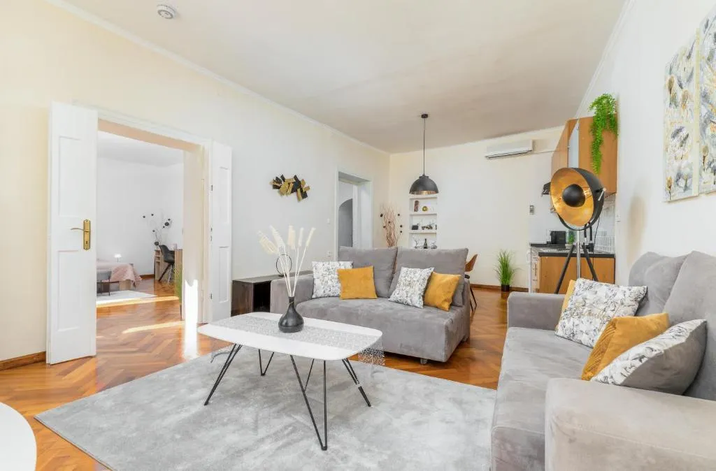 2-Bedroom Apartment in Pula (Sleeps up to 6)