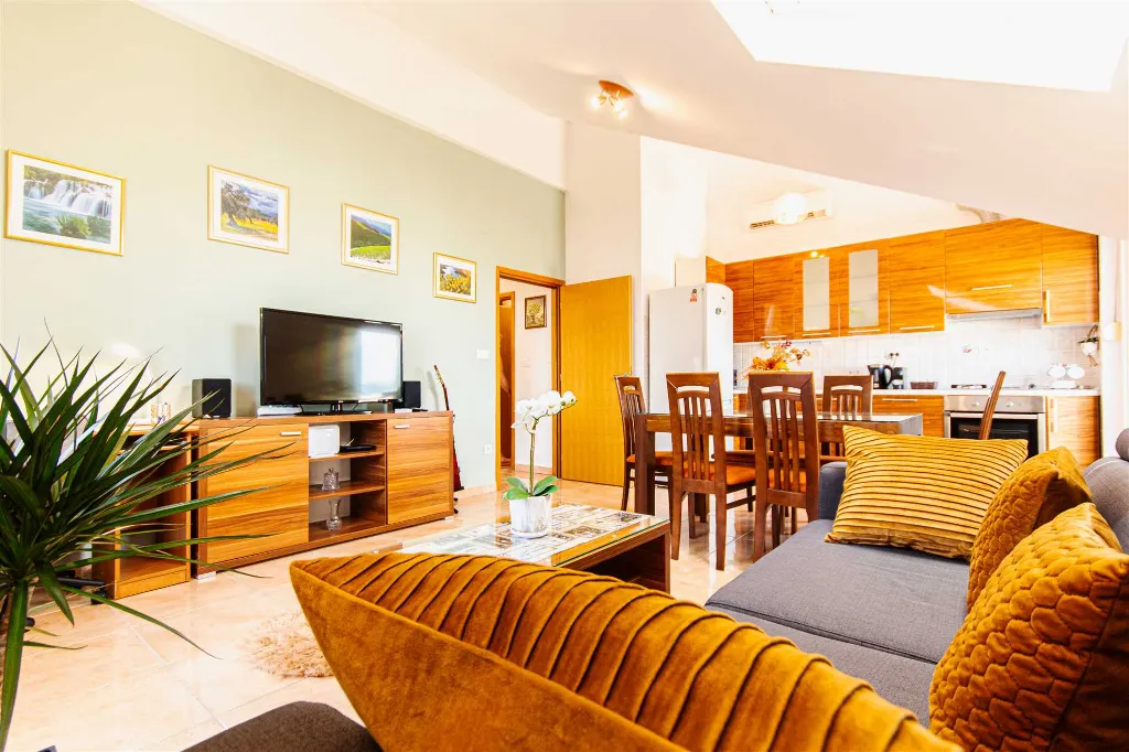 Split Sea-View Apartment for Up to 5 Guests