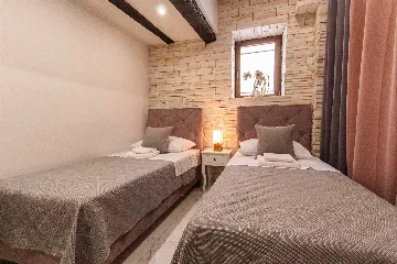 Ground-Floor Room with Separate Entrance, Split