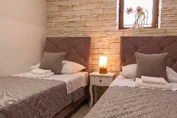 Ground-Floor Room with Separate Entrance, Split