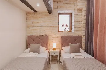 Ground-Floor Room with Separate Entrance, Split