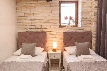 Ground-Floor Room with Separate Entrance, Split