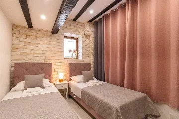 Ground-Floor Room with Separate Entrance, Split