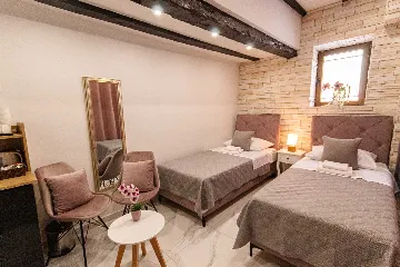 Ground-Floor Room with Separate Entrance, Split