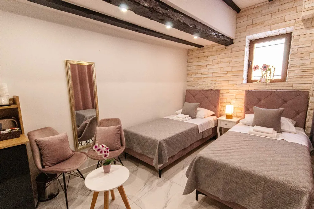 Ground-Floor Room with Separate Entrance, Split
