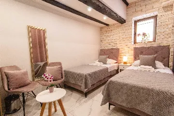 Ground-Floor Room with Separate Entrance, Split