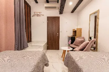 Ground-Floor Room with Separate Entrance, Split