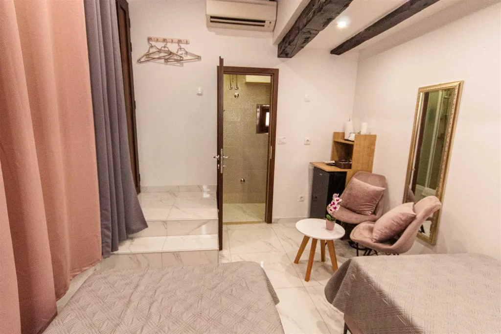 Ground-Floor Room with Separate Entrance, Split