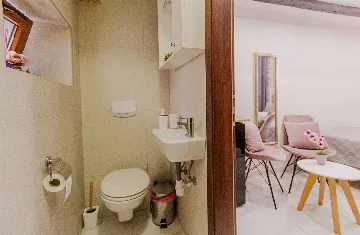 Ground-Floor Room with Separate Entrance, Split