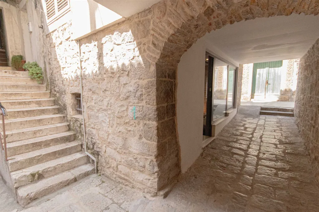 Ground-Floor Room with Separate Entrance, Split