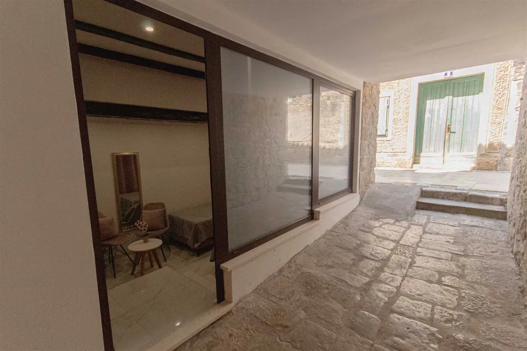 Ground-Floor Room with Separate Entrance, Split