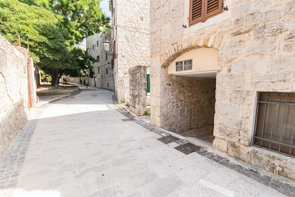Ground-Floor Room with Separate Entrance, Split