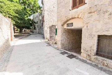 Ground-Floor Room with Separate Entrance, Split