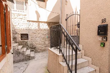 Ground-Floor Room with Separate Entrance, Split