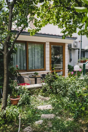 Split 3-Bedroom Apartment with Private Garden