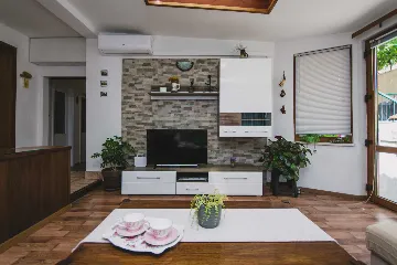 Split 3-Bedroom Apartment with Private Garden