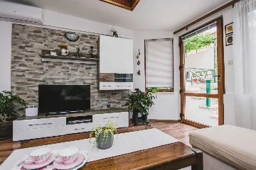 Split 3-Bedroom Apartment with Private Garden