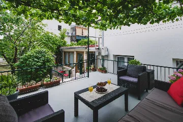 Split 3-Bedroom Apartment with Private Garden