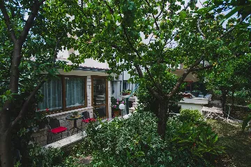 Split 3-Bedroom Apartment with Private Garden