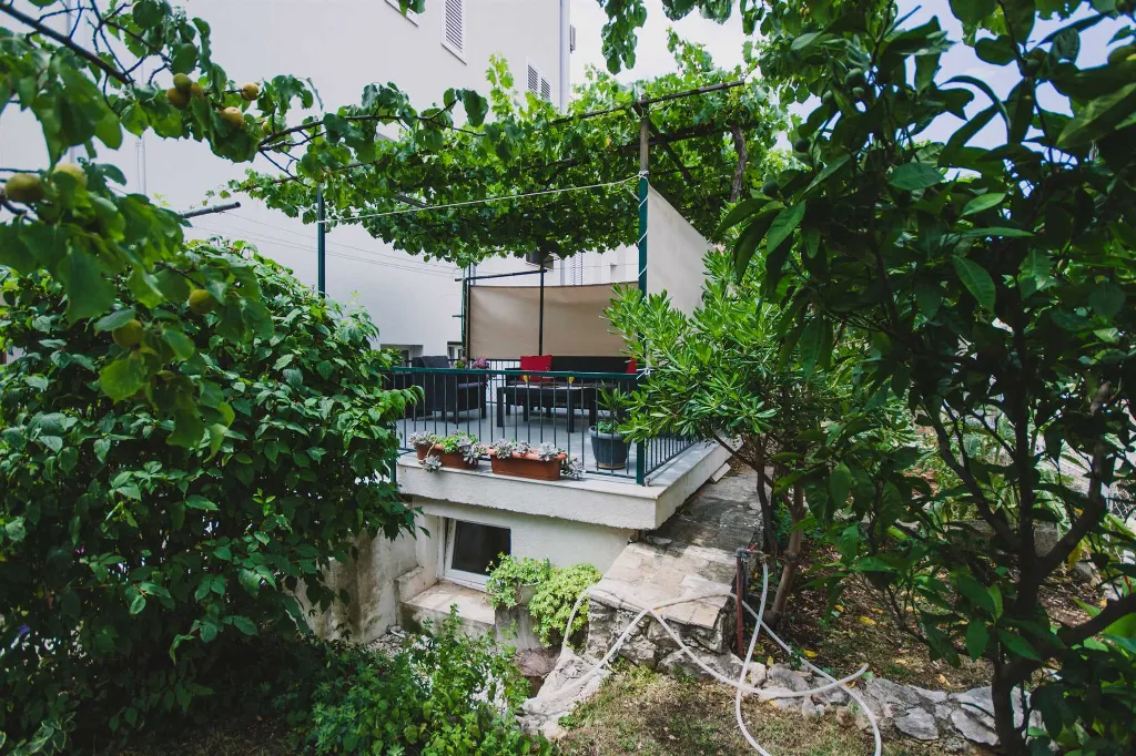Split 3-Bedroom Apartment with Private Garden