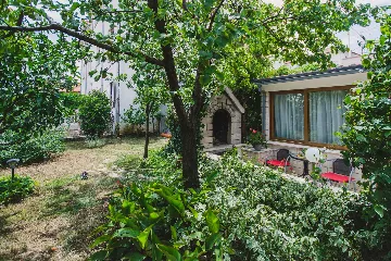 Split 3-Bedroom Apartment with Private Garden