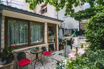 Split 3-Bedroom Apartment with Private Garden