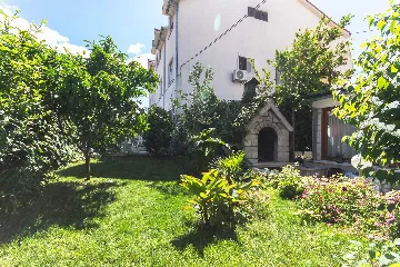 Split 3-Bedroom Apartment with Private Garden