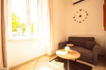 Central Split One-Bedroom Apartment for 3 Guests
