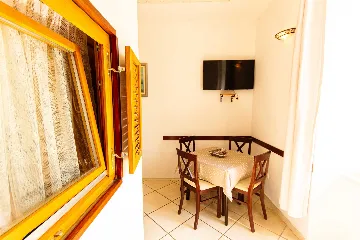 Central Split One-Bedroom Apartment for 3 Guests