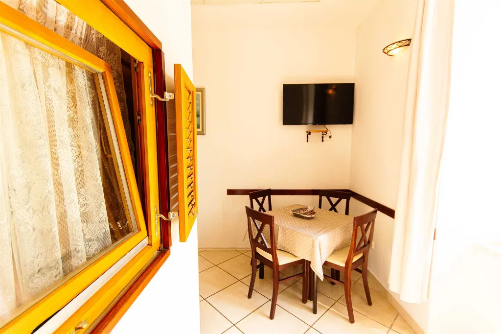 Central Split One-Bedroom Apartment for 3 Guests