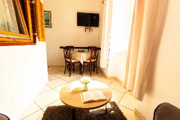 Central Split One-Bedroom Apartment for 3 Guests