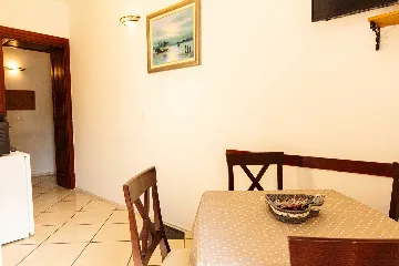 Central Split One-Bedroom Apartment for 3 Guests