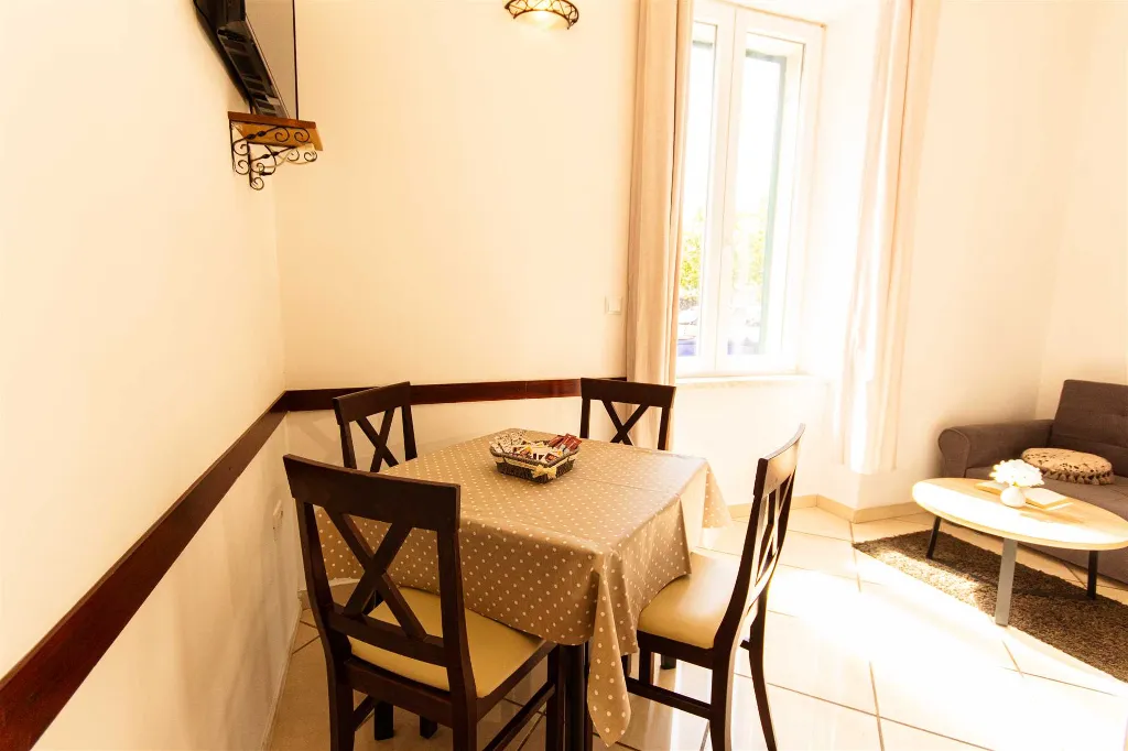 Central Split One-Bedroom Apartment for 3 Guests