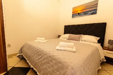 Central Split One-Bedroom Apartment for 3 Guests