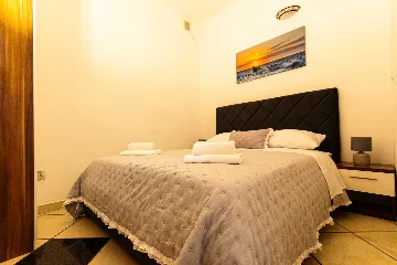 Central Split One-Bedroom Apartment for 3 Guests