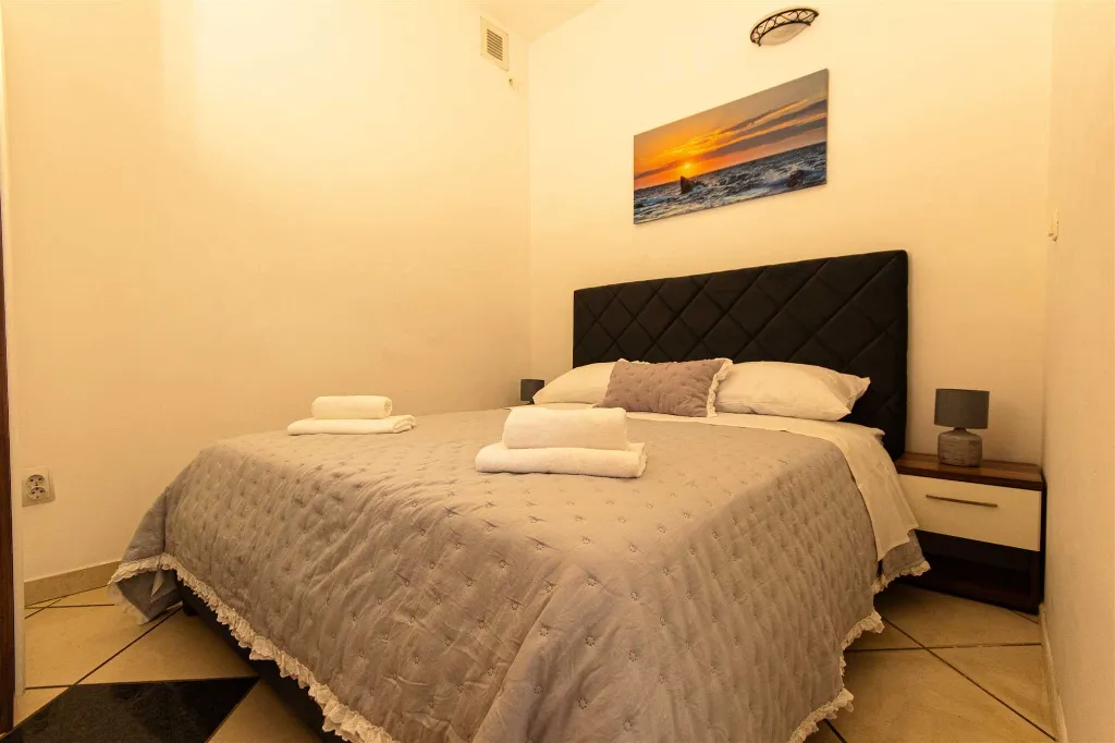 Central Split One-Bedroom Apartment for 3 Guests