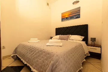 Central Split One-Bedroom Apartment for 3 Guests