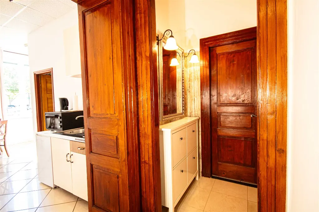 Central Split One-Bedroom Apartment for 3 Guests