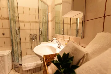 Central Split One-Bedroom Apartment for 3 Guests