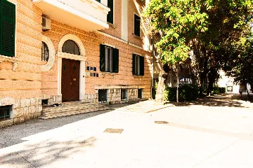 Central Split One-Bedroom Apartment for 3 Guests