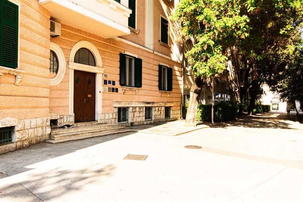Central Split One-Bedroom Apartment for 3 Guests